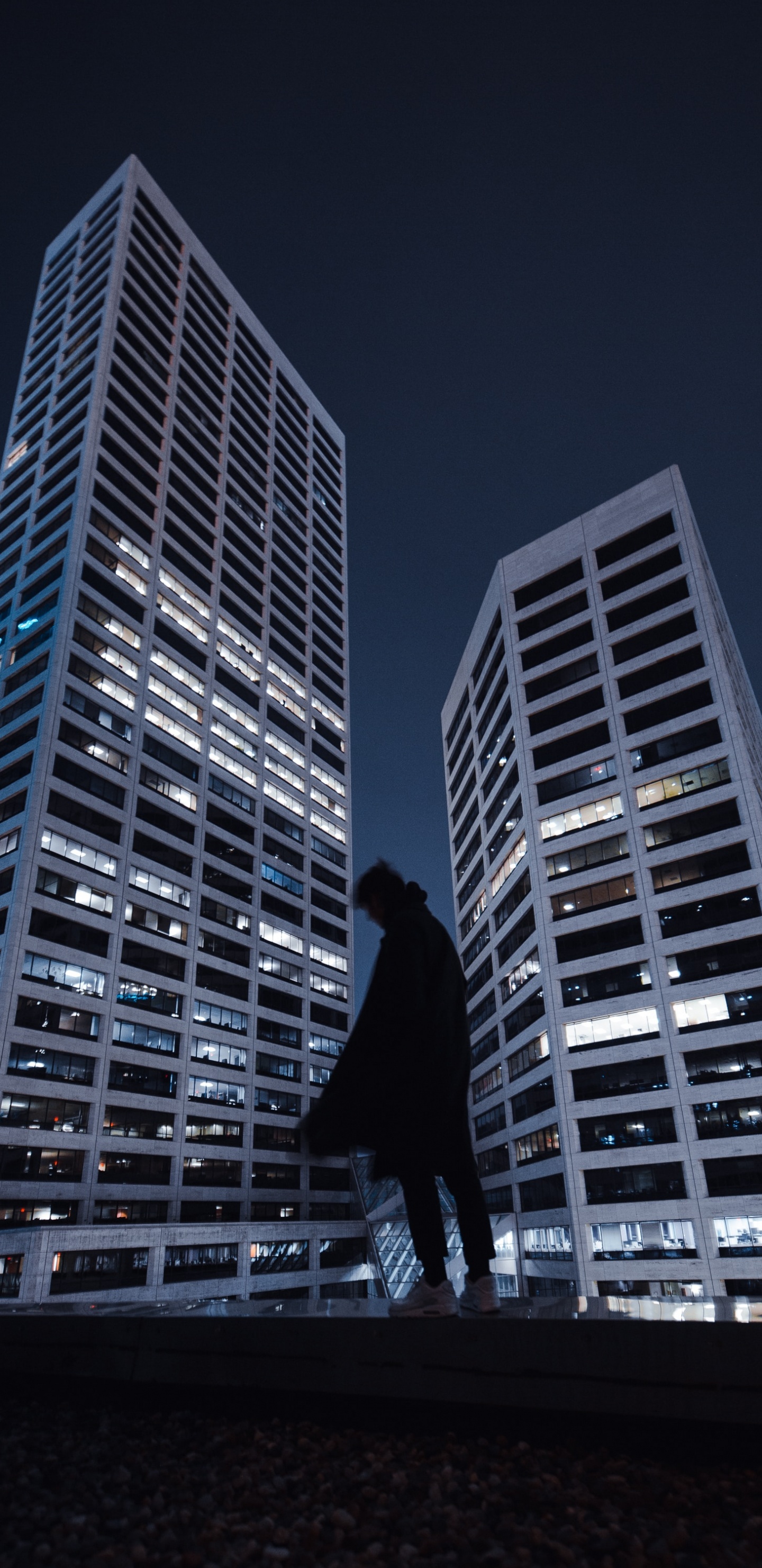 Hombre de Chaqueta y Pantalón Negro de Pie Delante Del Edificio de Gran Altura Durante la Noche. Wallpaper in 1440x2960 Resolution