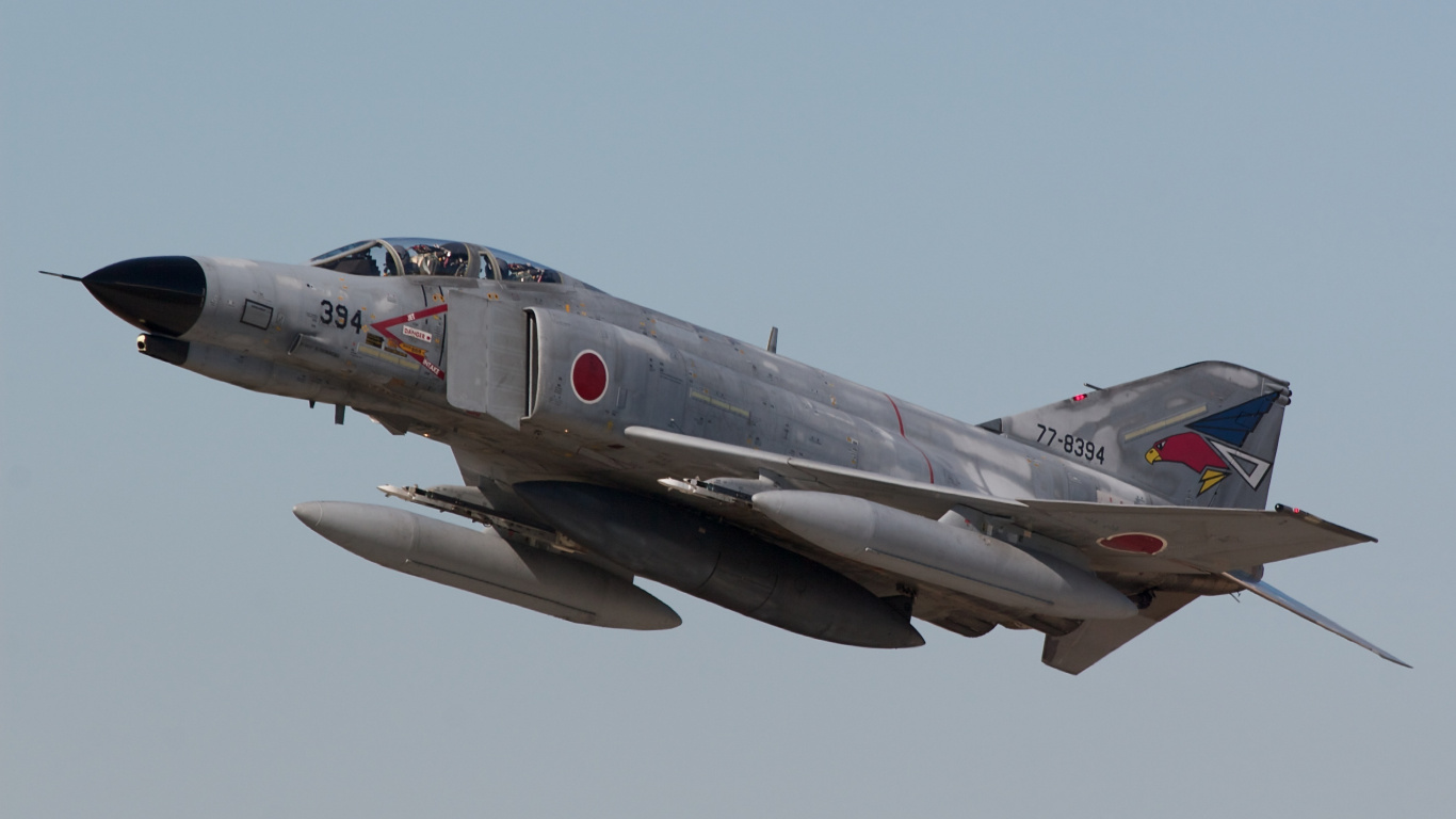 Gray Fighter Jet in Mid Air. Wallpaper in 1366x768 Resolution