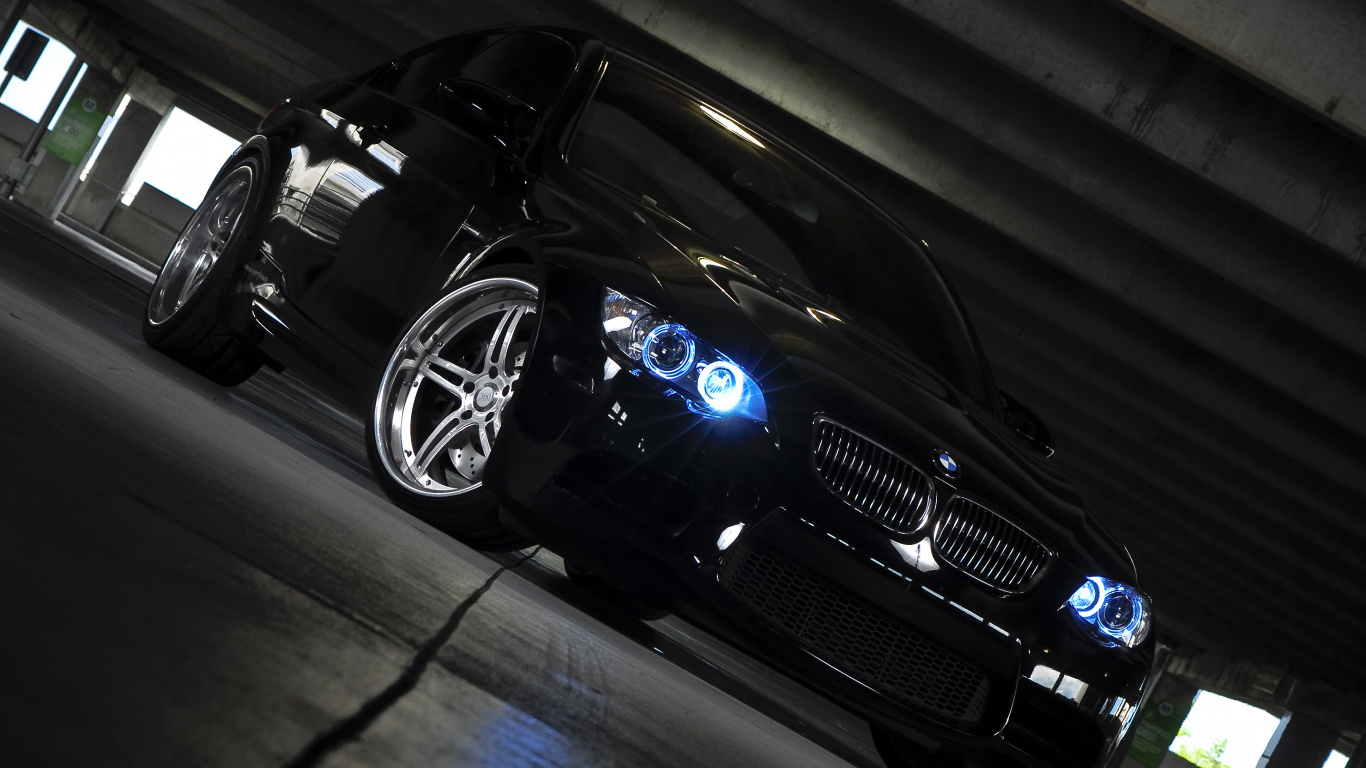 Porsche 911 Negro en la Carretera. Wallpaper in 1366x768 Resolution