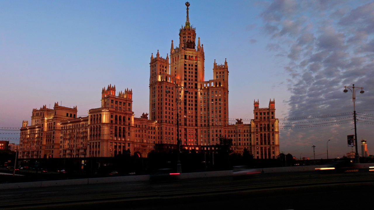 Bâtiment en Béton Brun Pendant la Journée. Wallpaper in 1280x720 Resolution