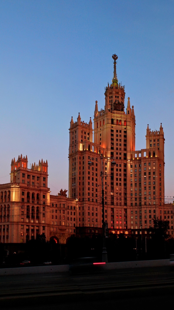 Edificio de Hormigón Marrón Durante el Día.. Wallpaper in 720x1280 Resolution