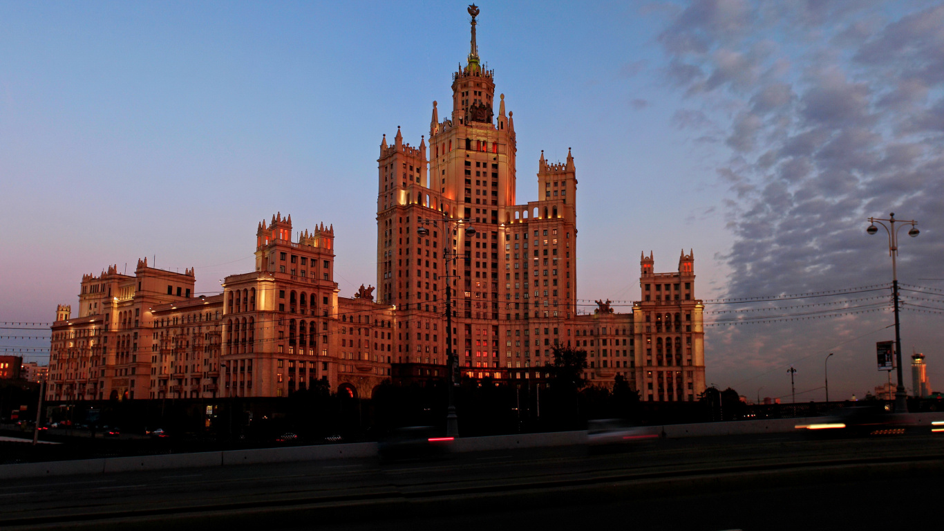 Braunes Betongebäude Tagsüber. Wallpaper in 1366x768 Resolution