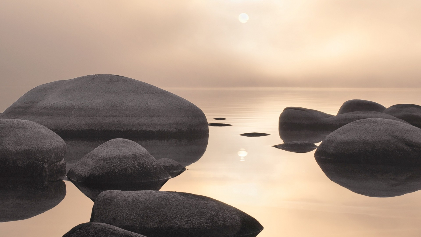 Graue Felsformation am Gewässer Tagsüber On. Wallpaper in 1366x768 Resolution