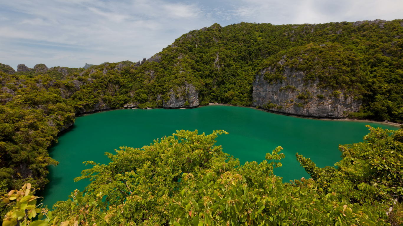 Green Trees on Island During Daytime. Wallpaper in 1366x768 Resolution