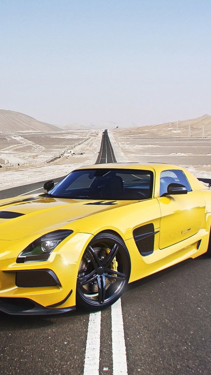 Ferrari 458 Italia Amarillo en la Carretera Durante el Día. Wallpaper in 720x1280 Resolution