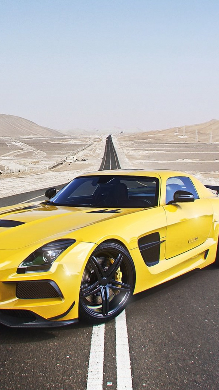 Ferrari 458 Italia Amarillo en la Carretera Durante el Día. Wallpaper in 750x1334 Resolution