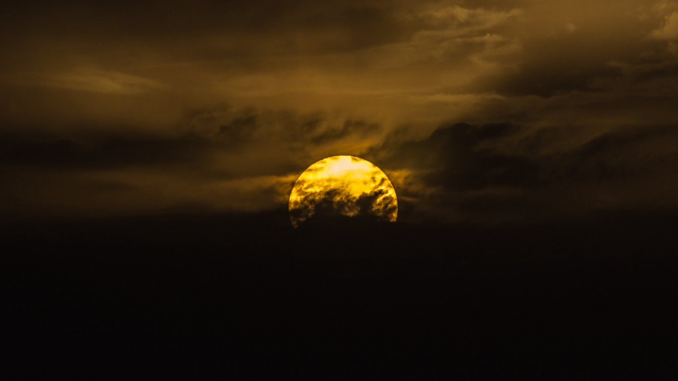 Vollmond am Himmel. Wallpaper in 1366x768 Resolution