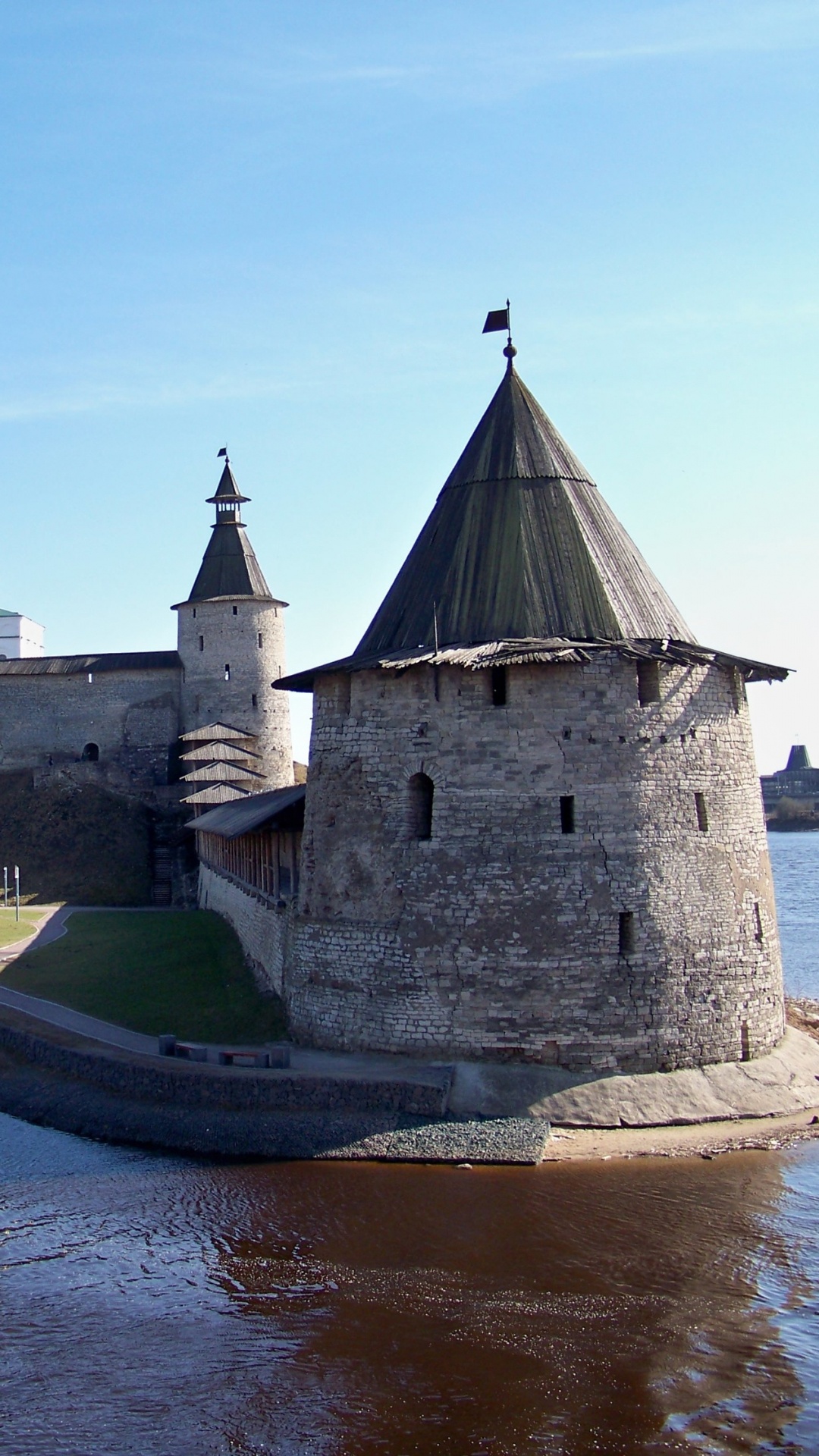 Bâtiment en Béton Gris Près D'un Plan D'eau Pendant la Journée. Wallpaper in 1080x1920 Resolution