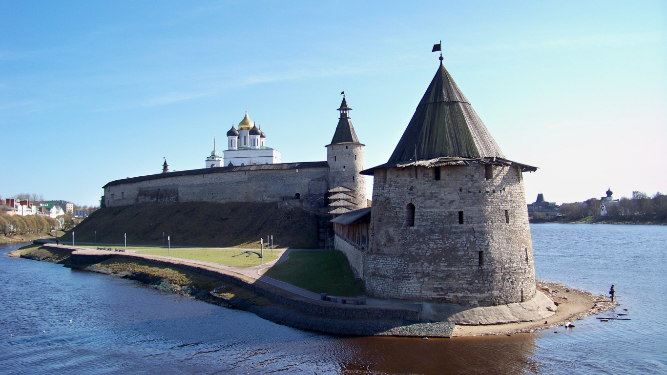 Gray Concrete Building Near Body of Water During Daytime. Wallpaper in 1366x768 Resolution