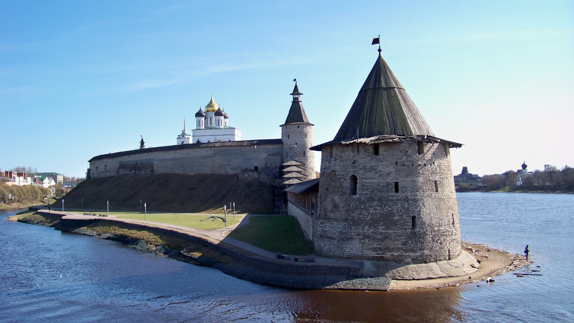 Gray Concrete Building Near Body of Water During Daytime. Wallpaper in 1920x1080 Resolution