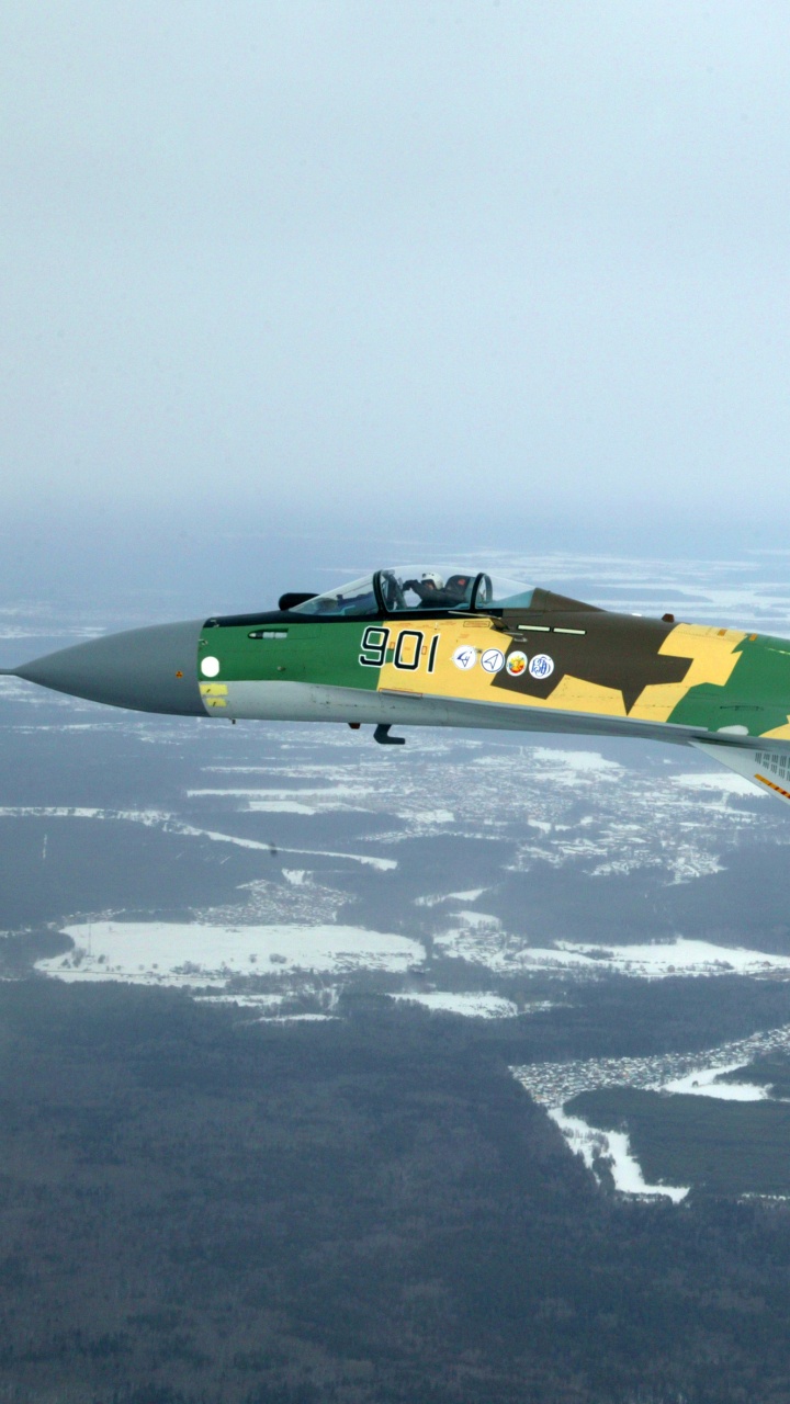 Avión de Combate Verde y Amarillo en el Aire Durante el Día. Wallpaper in 720x1280 Resolution