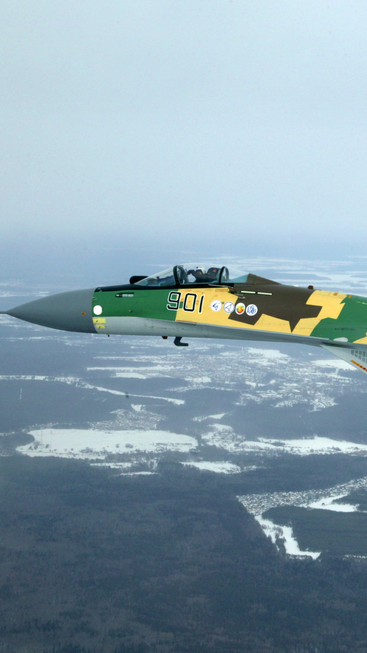 Avión de Combate Verde y Amarillo en el Aire Durante el Día. Wallpaper in 750x1334 Resolution