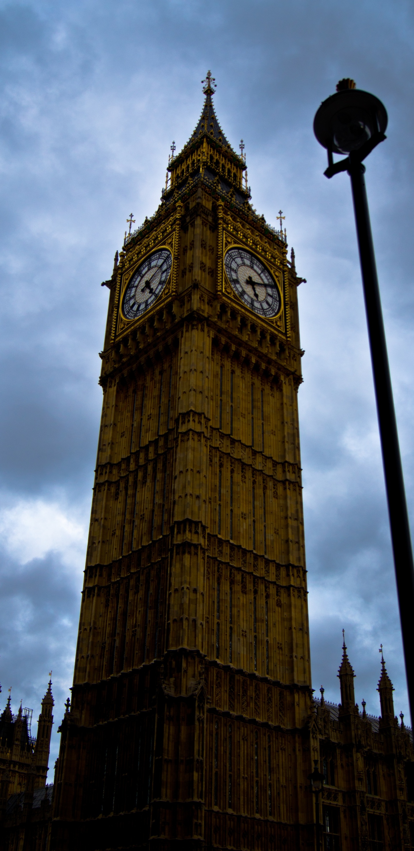 Big Ben Bajo el Cielo Nublado Durante el Día.. Wallpaper in 1440x2960 Resolution