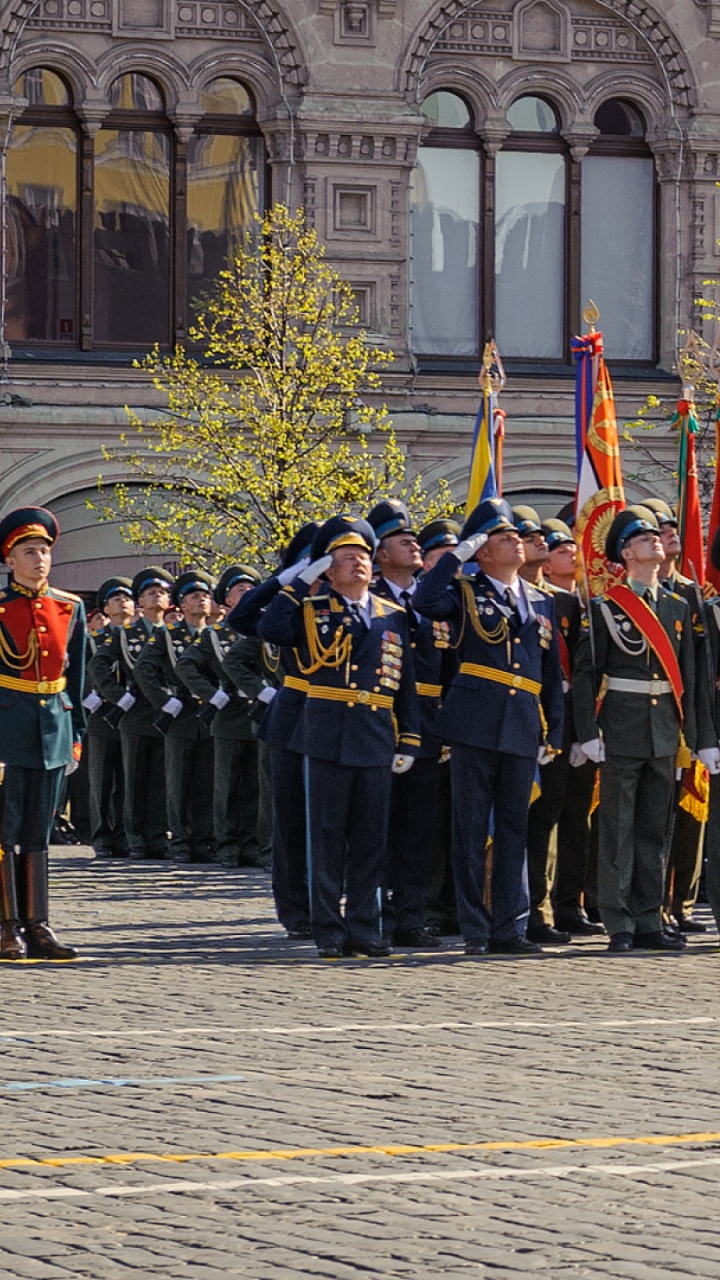 Gruppe Von Männern in Schwarz-gelber Uniform, Die Tagsüber Auf Grauem Betonboden Steht. Wallpaper in 720x1280 Resolution