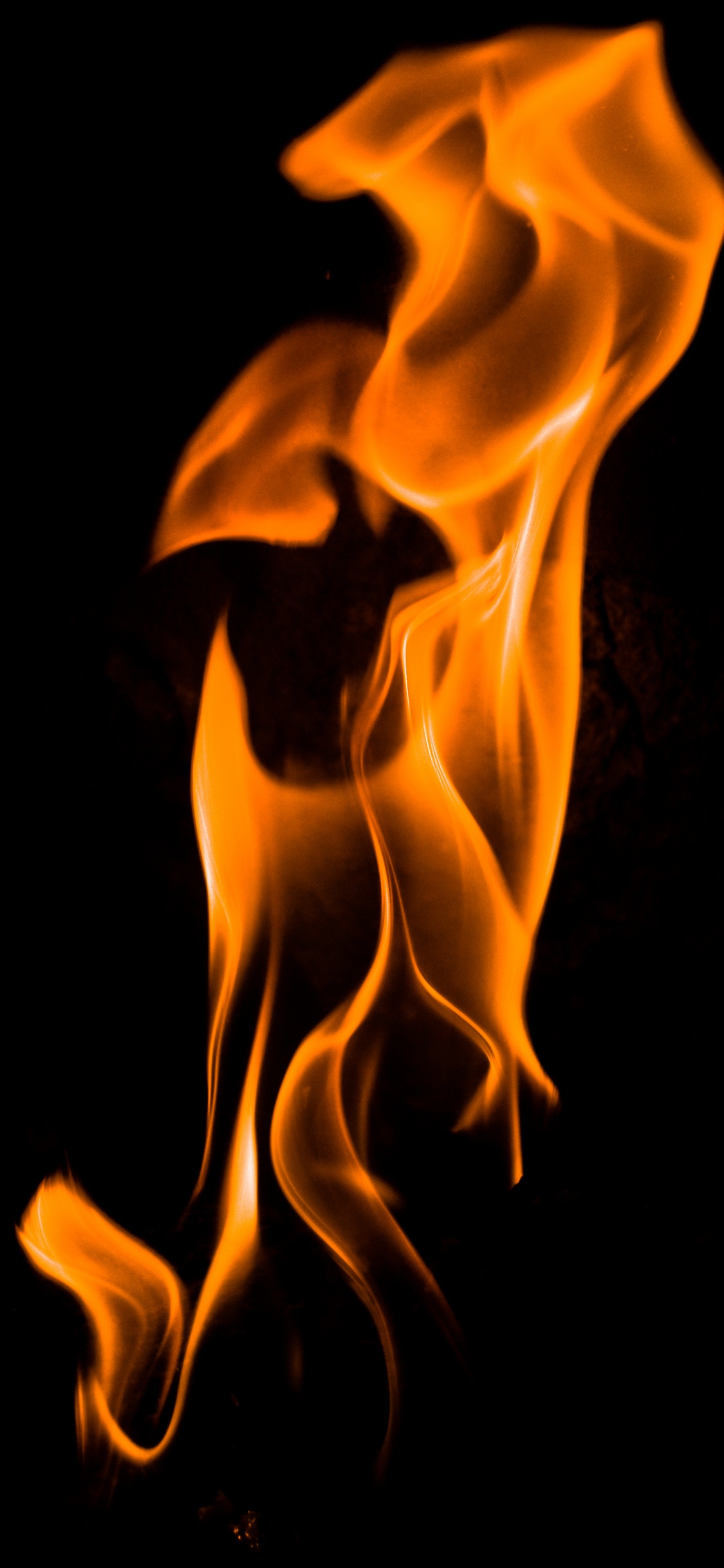 Feu Orange Sur Fond Noir. Wallpaper in 1125x2436 Resolution