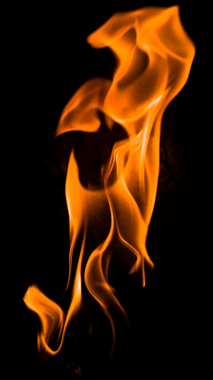 Feu Orange Sur Fond Noir. Wallpaper in 750x1334 Resolution
