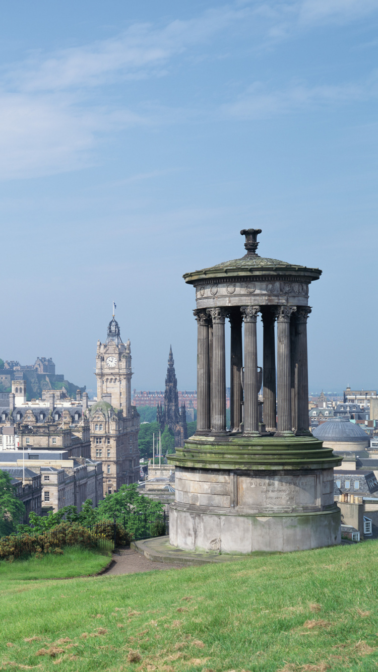 Campo de Hierba Verde Cerca de Los Edificios de la Ciudad Durante el Día. Wallpaper in 750x1334 Resolution