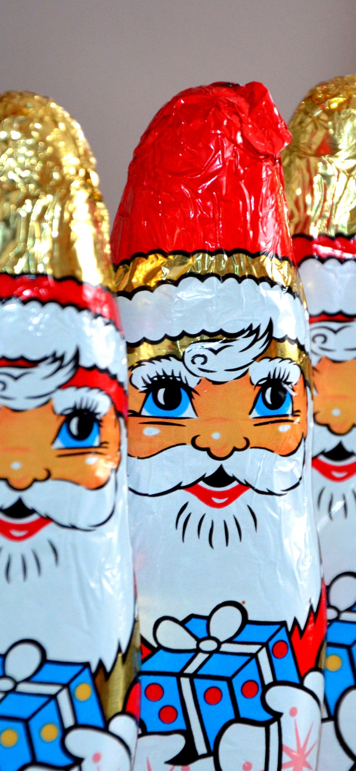 Rote Und Goldene Chinesische Laternen. Wallpaper in 1242x2688 Resolution