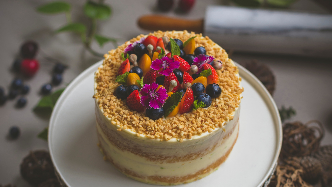 Gâteau Blanc et Brun Sur Plaque en Céramique Blanche. Wallpaper in 1280x720 Resolution