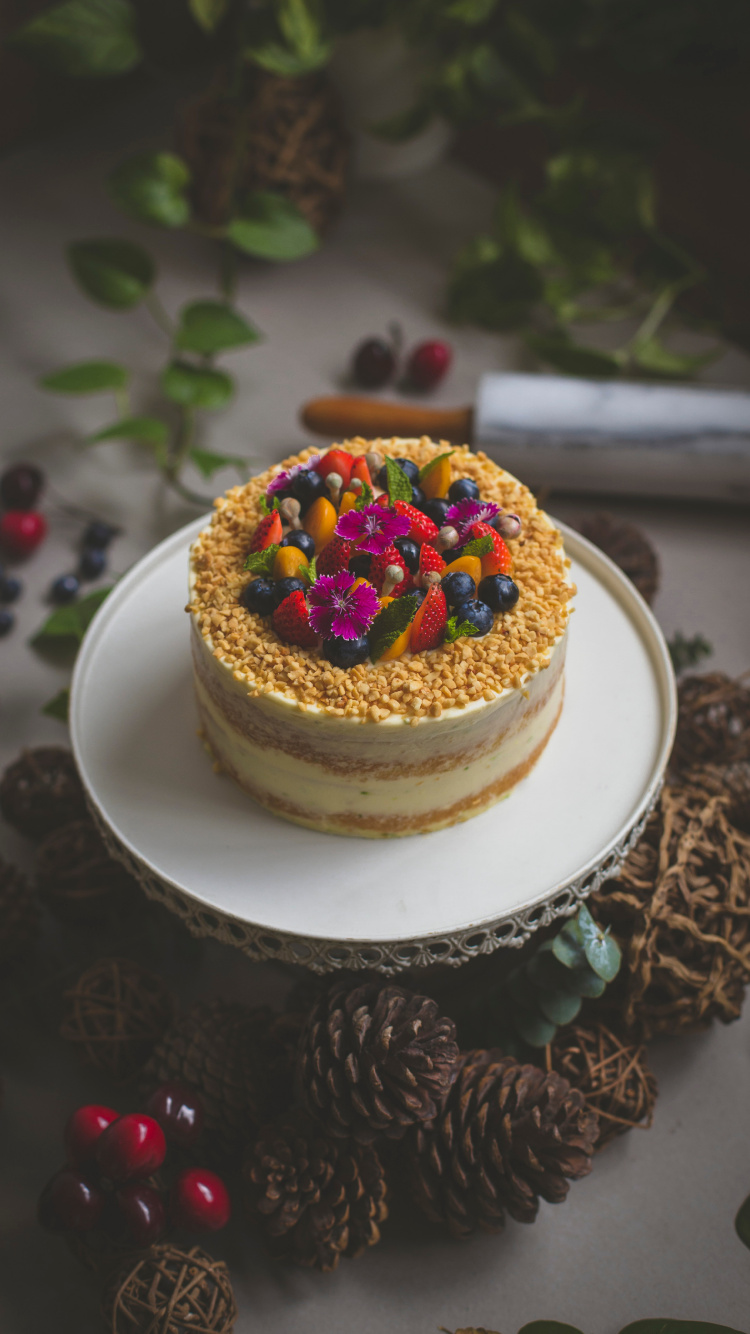 Gâteau Blanc et Brun Sur Plaque en Céramique Blanche. Wallpaper in 750x1334 Resolution