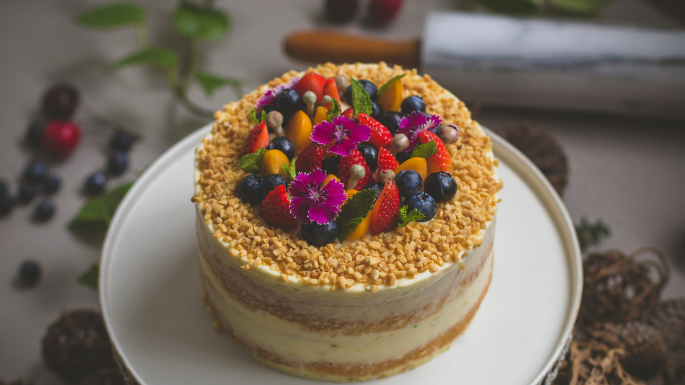 Weißer Und Brauner Kuchen Auf Weißem Keramikteller. Wallpaper in 1366x768 Resolution