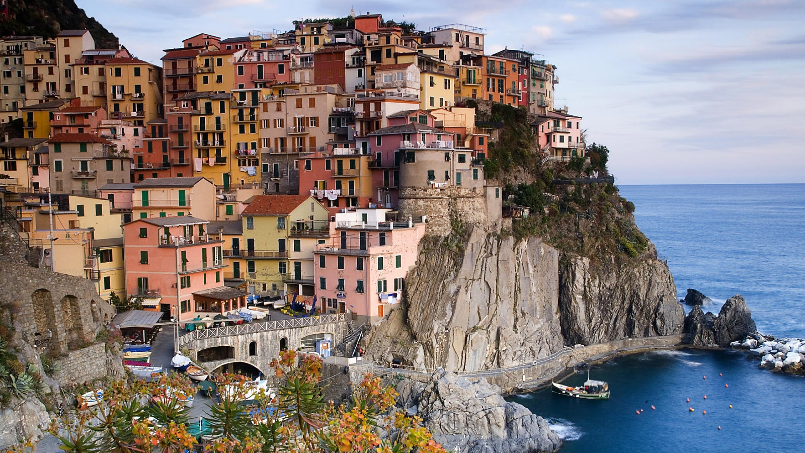 Braune Und Weiße Betongebäude in Der Nähe Von Gewässern Tagsüber. Wallpaper in 2560x1440 Resolution