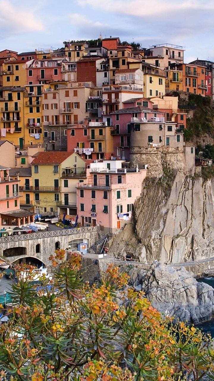 Braune Und Weiße Betongebäude in Der Nähe Von Gewässern Tagsüber. Wallpaper in 720x1280 Resolution