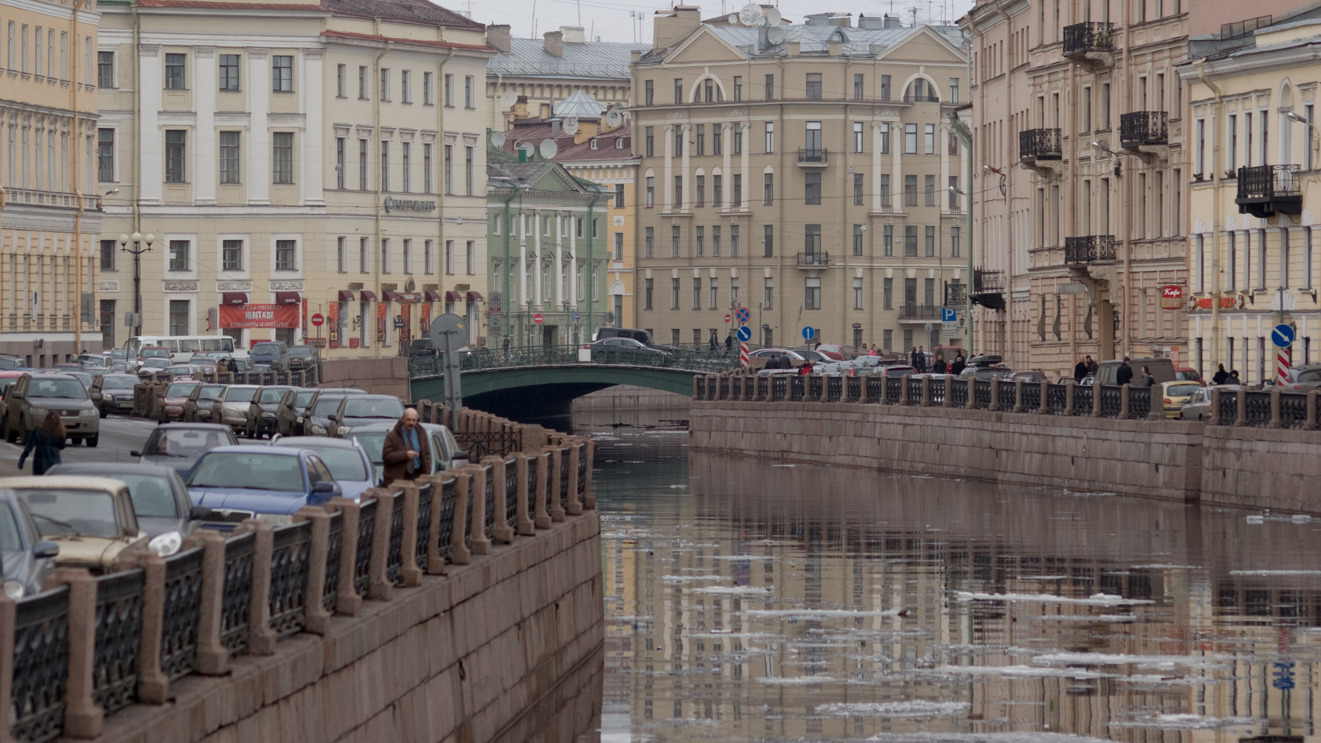 Bâtiment en Béton Brun Près de la Rivière Pendant la Journée. Wallpaper in 1920x1080 Resolution