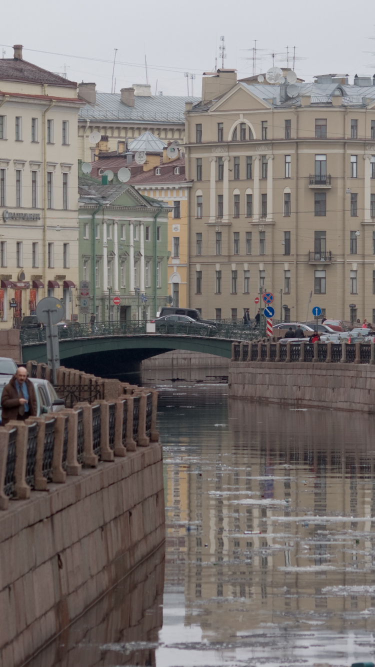 Bâtiment en Béton Brun Près de la Rivière Pendant la Journée. Wallpaper in 750x1334 Resolution