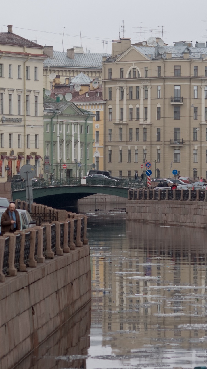 Braunes Betongebäude in Der Nähe Des Flusses Tagsüber. Wallpaper in 720x1280 Resolution