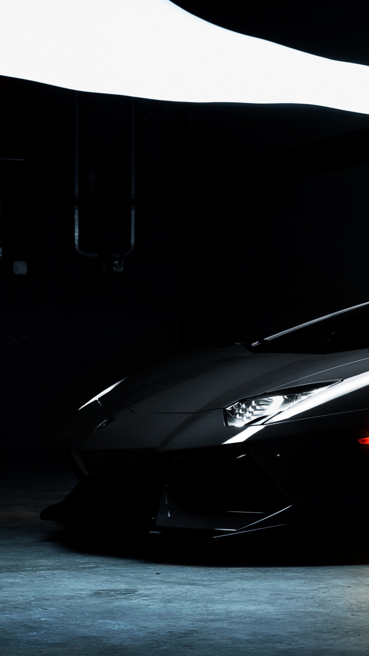 Lamborghini Aventador Negro en Una Habitación Oscura.. Wallpaper in 720x1280 Resolution