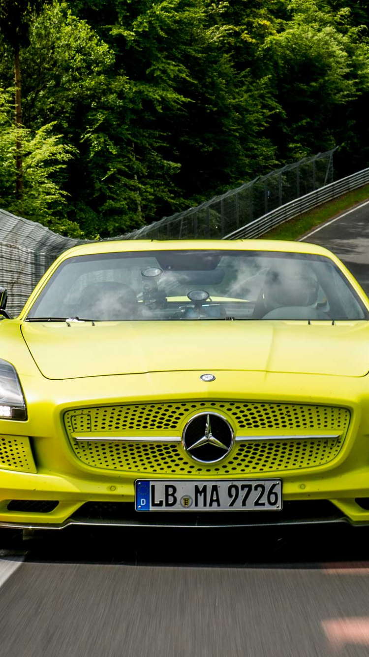 Coche Mercedes Benz Amarillo en la Carretera Durante el Día. Wallpaper in 750x1334 Resolution