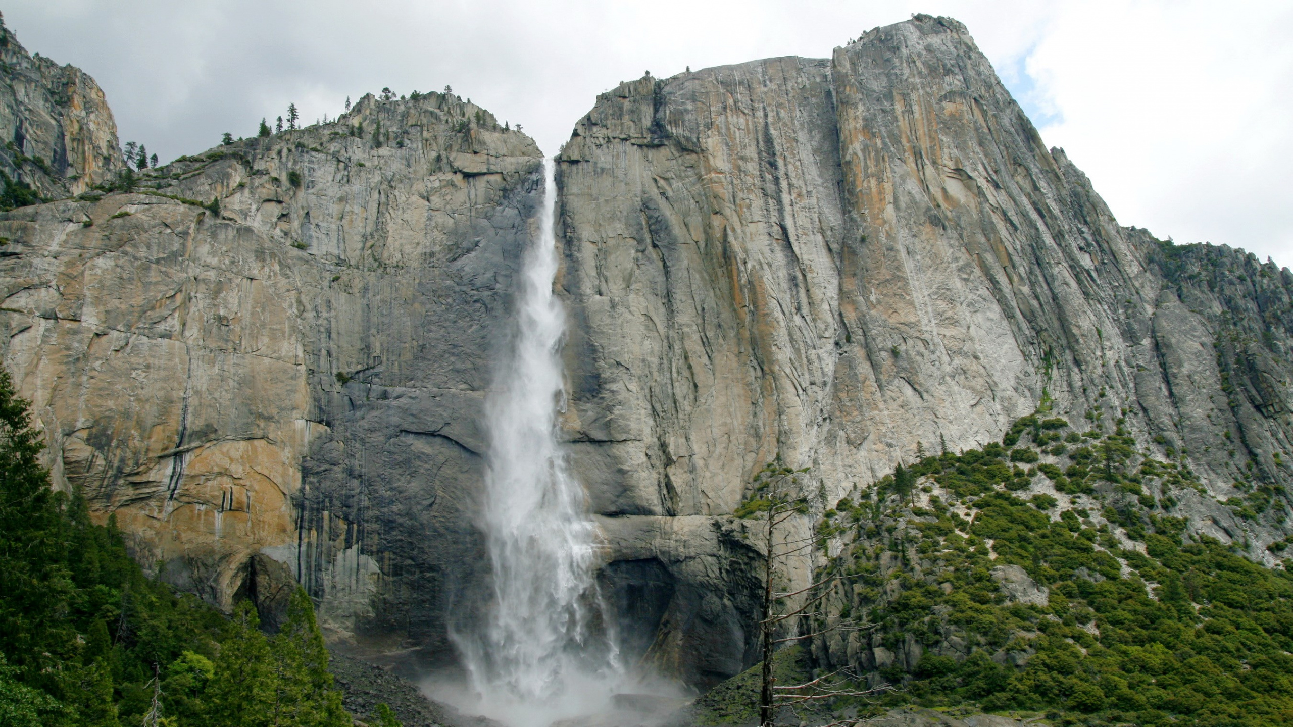 Waterfalls in The Middle of Green Trees and Gray Rocky Mountain During Daytime. Wallpaper in 2560x1440 Resolution