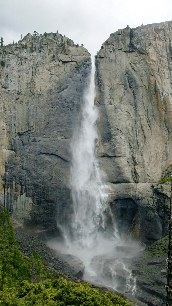 Waterfalls in The Middle of Green Trees and Gray Rocky Mountain During Daytime. Wallpaper in 720x1280 Resolution