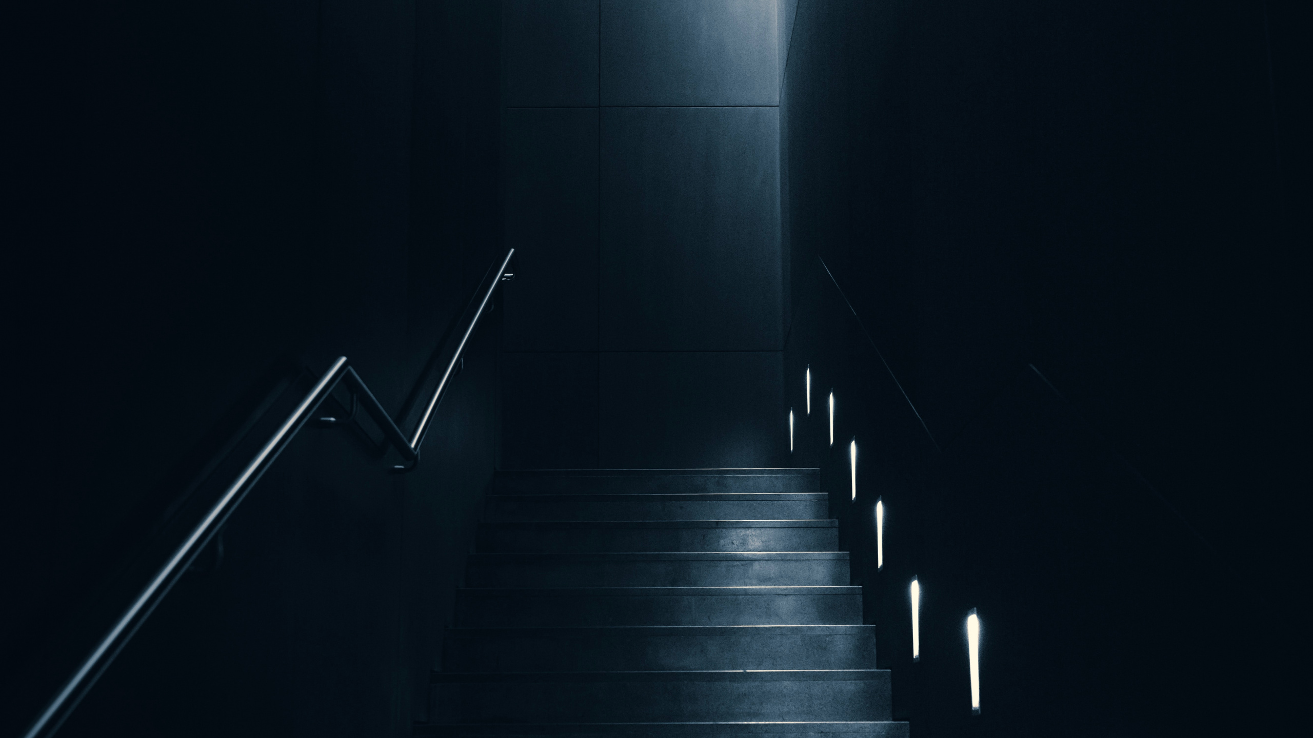 Gray Concrete Staircase With Black Metal Railings. Wallpaper in 2560x1440 Resolution