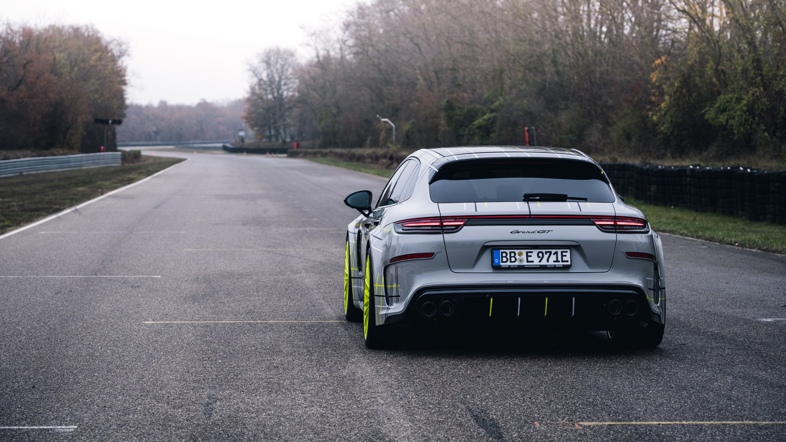 Chevrolet Camaro Verde y Negro en la Carretera Durante el Día. Wallpaper in 2560x1440 Resolution