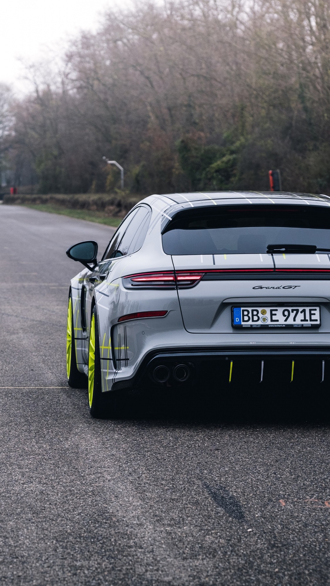 Grüner Und Schwarzer Chevrolet Camaro Tagsüber Unterwegs. Wallpaper in 1080x1920 Resolution