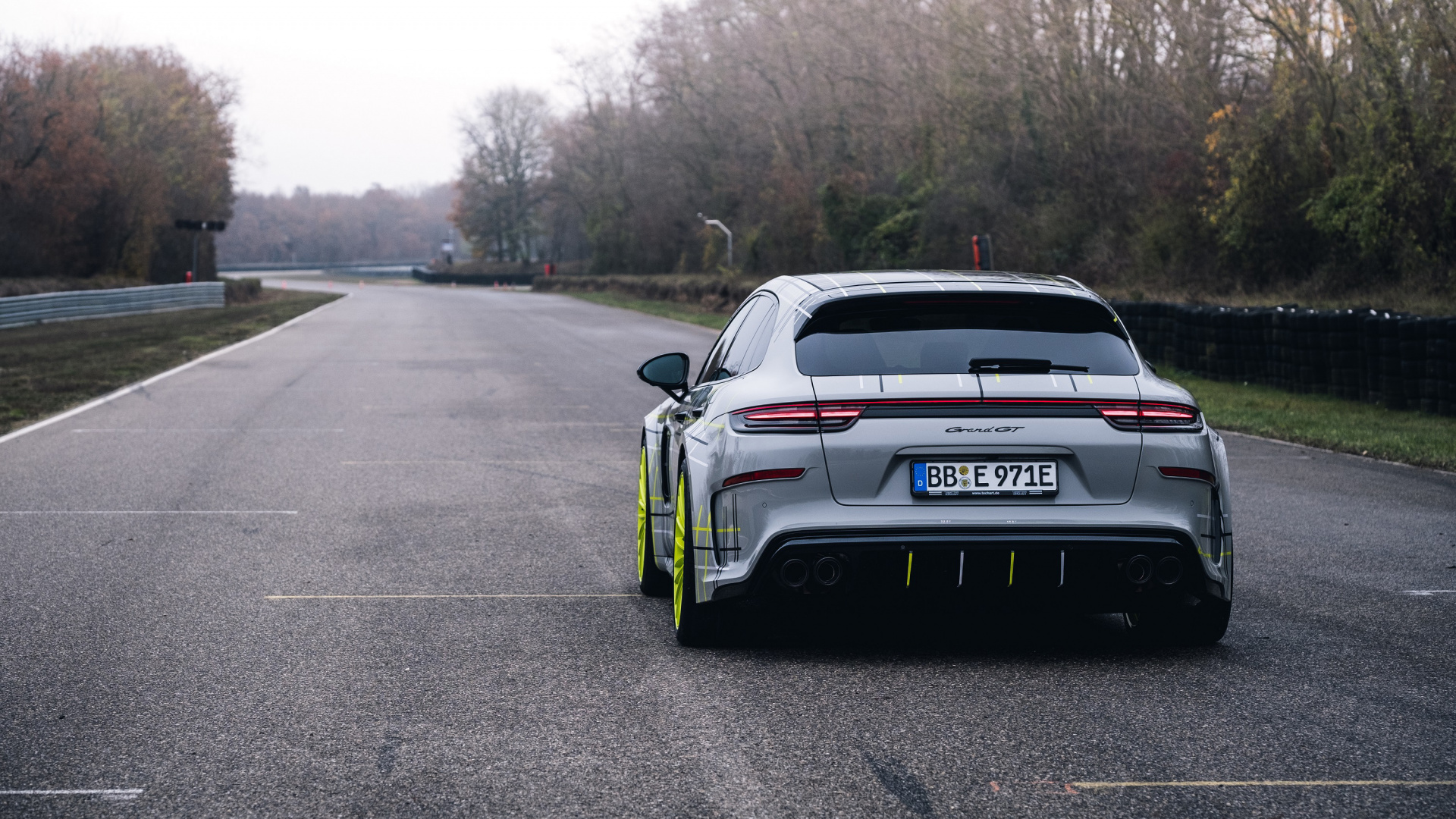 Grüner Und Schwarzer Chevrolet Camaro Tagsüber Unterwegs. Wallpaper in 1920x1080 Resolution