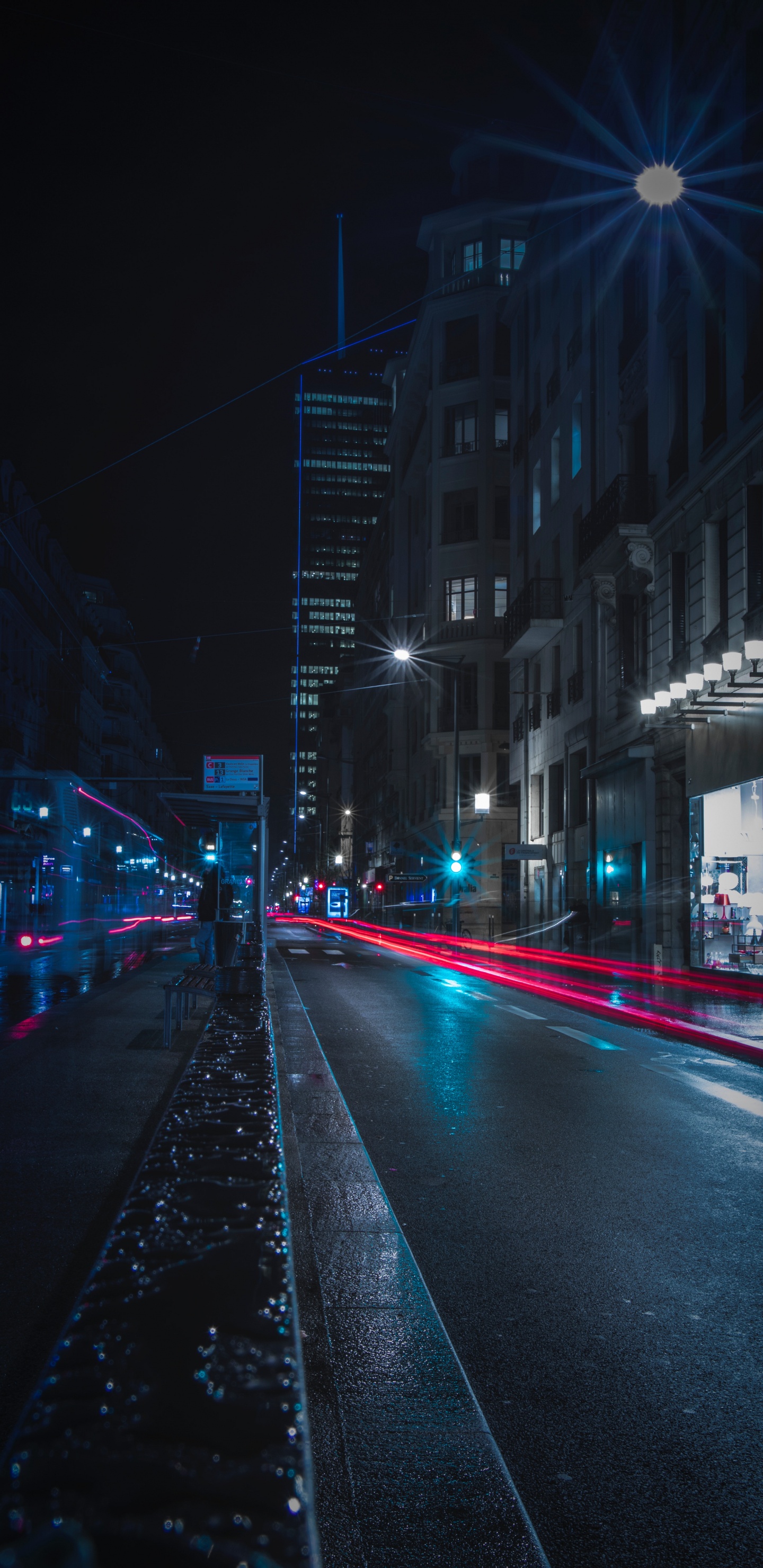 Voitures Sur la Route Entre Les Bâtiments Pendant la Nuit. Wallpaper in 1440x2960 Resolution