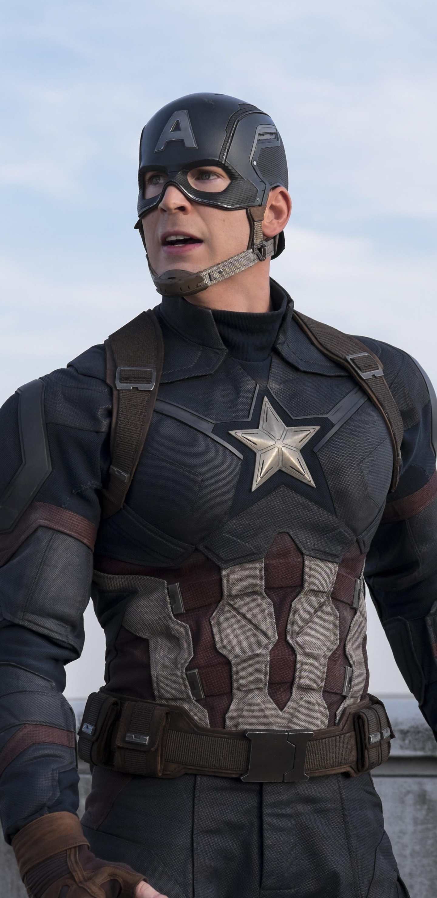 L'homme en Costume de Camouflage Noir et Marron Debout Sur le Quai Pendant la Journée. Wallpaper in 1440x2960 Resolution