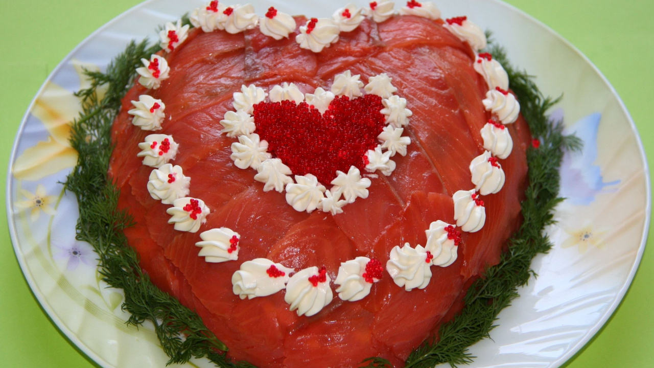 Rot-weißer Kuchen Auf Weißer Keramikplatte. Wallpaper in 1280x720 Resolution