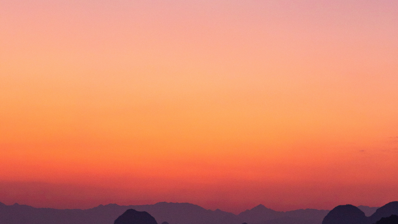 Silhouette Der Berge Bei Sonnenuntergang. Wallpaper in 1366x768 Resolution