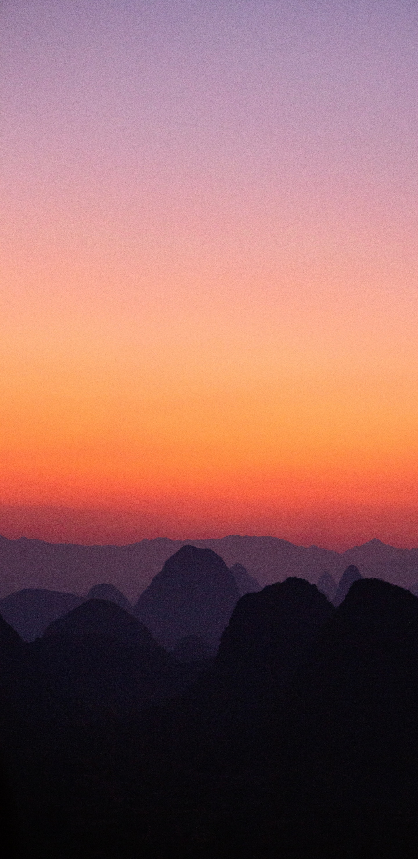 Silhouette Der Berge Bei Sonnenuntergang. Wallpaper in 1440x2960 Resolution