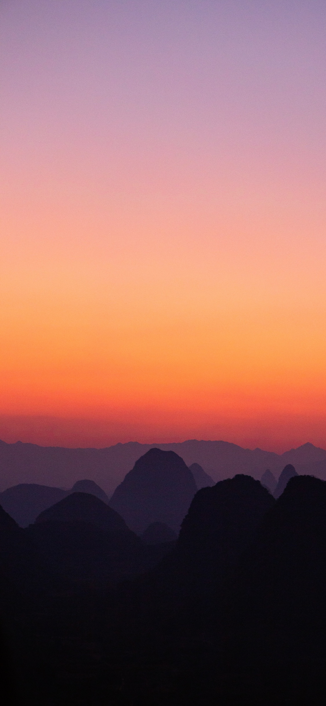 Silueta de Las Montañas Durante la Puesta de Sol. Wallpaper in 1125x2436 Resolution