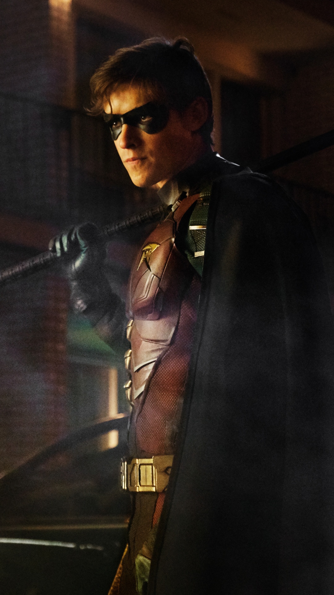 Homme en Manteau Noir Debout. Wallpaper in 1080x1920 Resolution