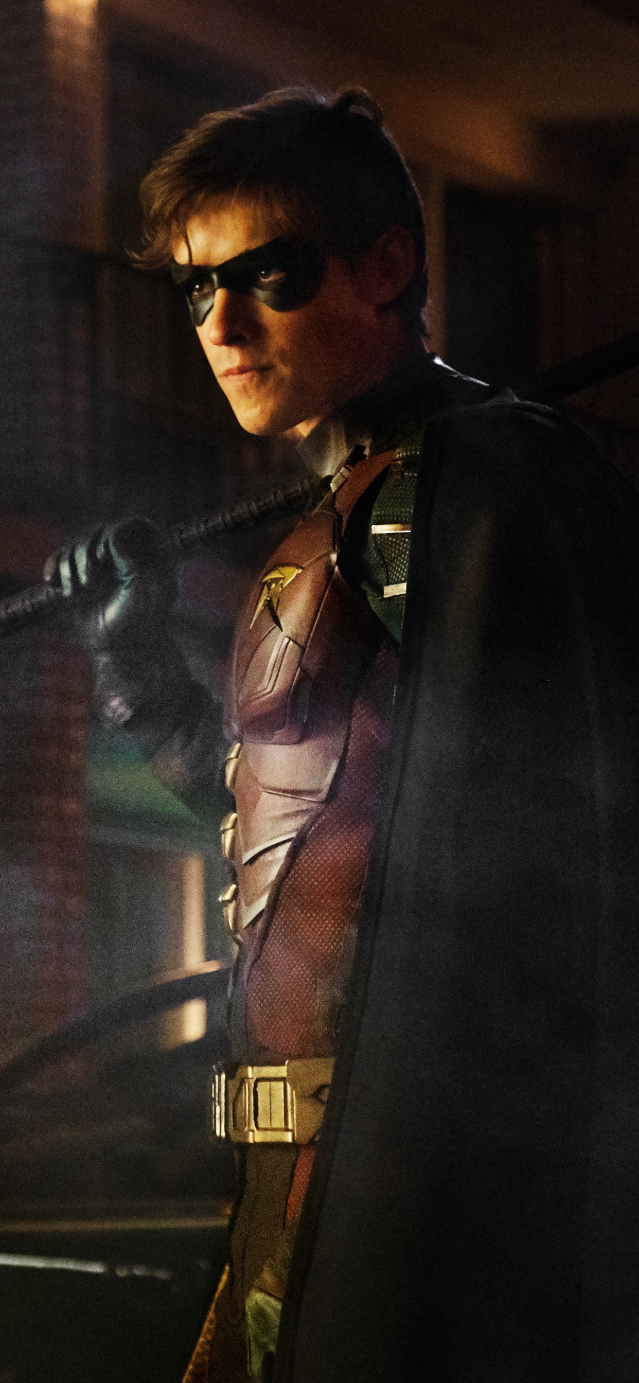 Hombre en Abrigo Negro de Pie. Wallpaper in 1242x2688 Resolution