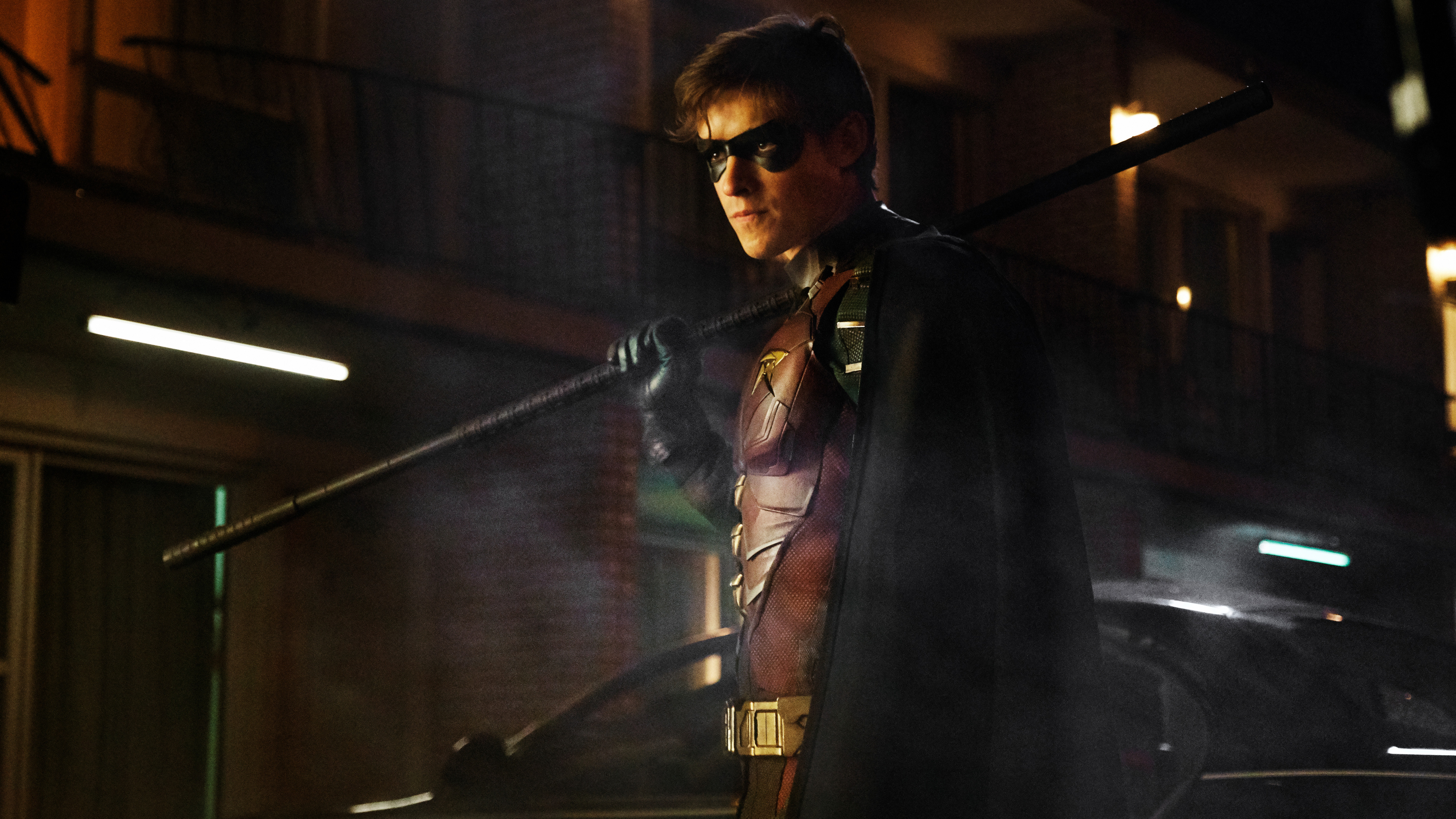 Mann im Schwarzen Mantel Stehend. Wallpaper in 3840x2160 Resolution