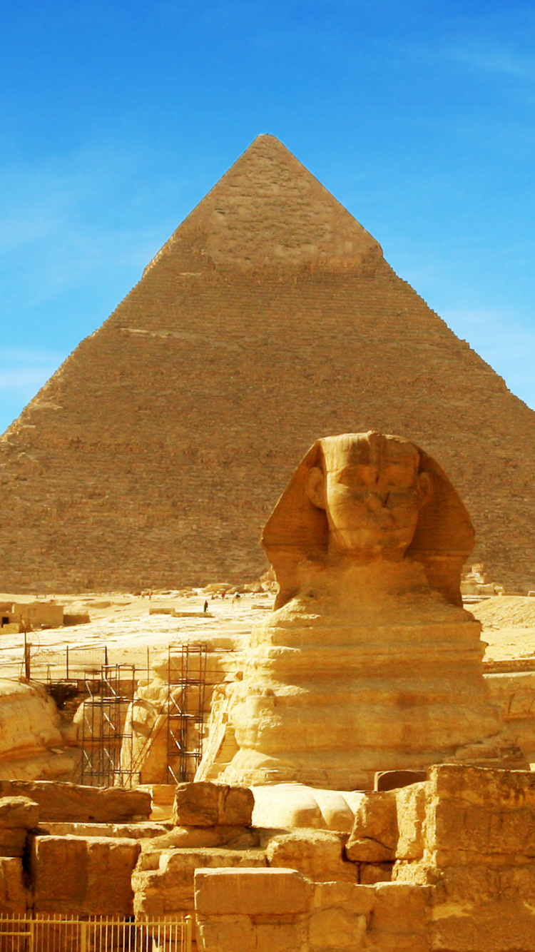 Pirámide de Giza Bajo un Cielo Azul Durante el Día. Wallpaper in 750x1334 Resolution