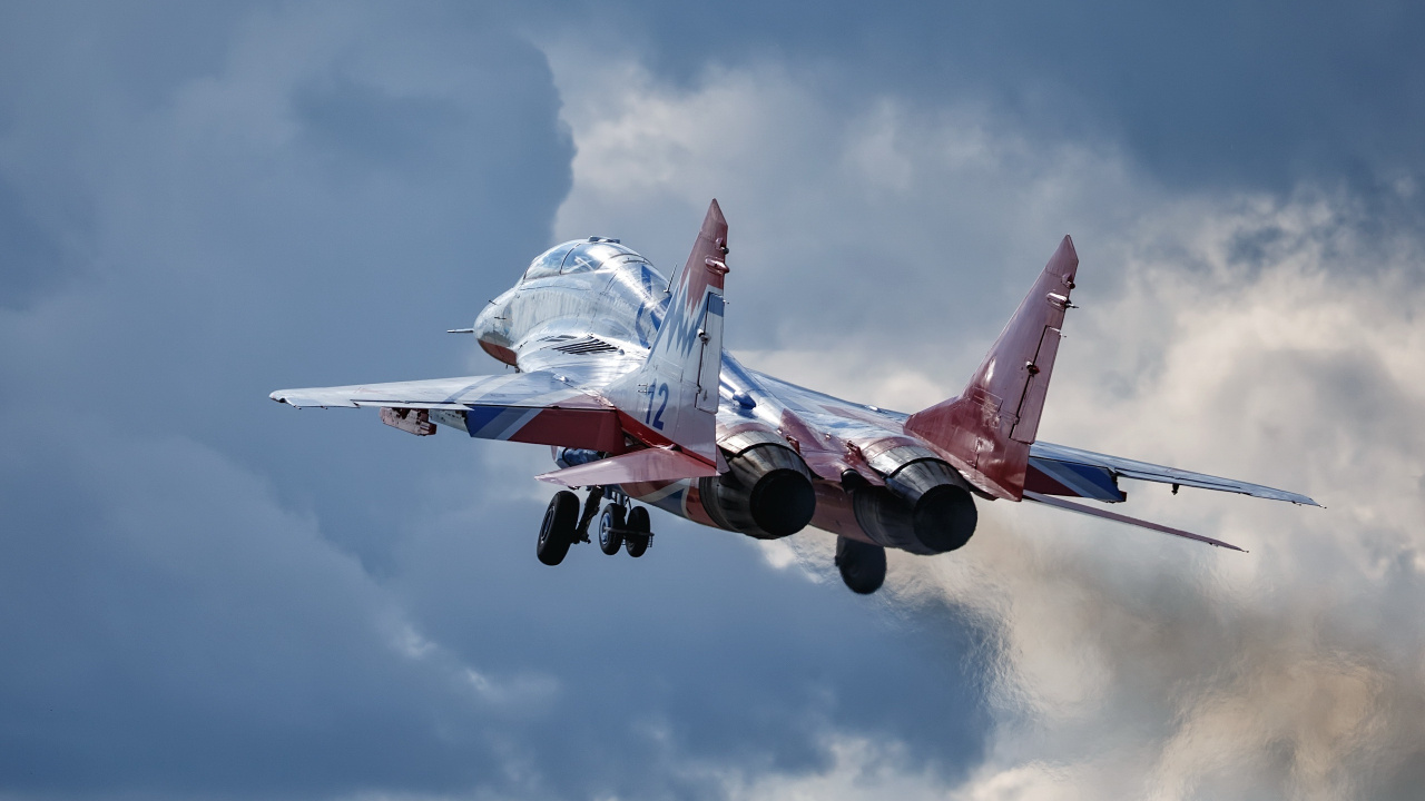 Avion à Réaction Blanc et Rouge Volant Dans le Ciel Pendant la Journée. Wallpaper in 1280x720 Resolution