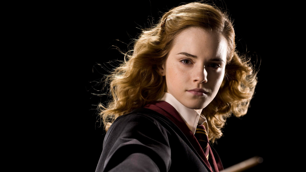 Frau im Schwarz-roten Langarmhemd Mit Braunem Holzstab. Wallpaper in 1280x720 Resolution